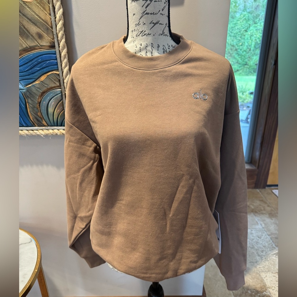 ALO Yoga Accolade Crew Neck in Toasted Almond
Size Small